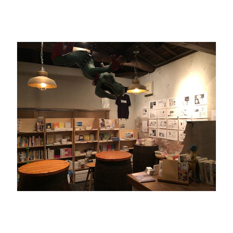 หนังสือของสำนักพิมพ์ร้านหนังสือมีเอกลักษณ์เฉพาะตัวเป็นดัมเบลล์!